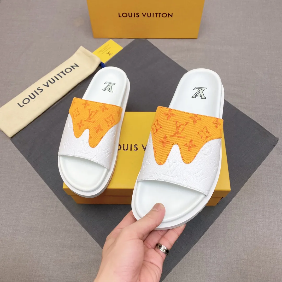 P300 🔍Top purchasing agent LV men's spring and summer slippers counter synchronization. The uppers are made of cowhide fabric imported from Italy, with logo graphics and high-quality craftsmanship. The soles are: original soles specially provided by the original factory. Exclusive molded soles are super comfortable. Original factory follow-up orders. 🔍🔍High quality. You can enter and leave the counter at will. Welcome to compare. Code number 38-45 No. 058